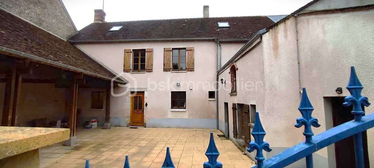 Maison à BEAUNE-LA-ROLANDE