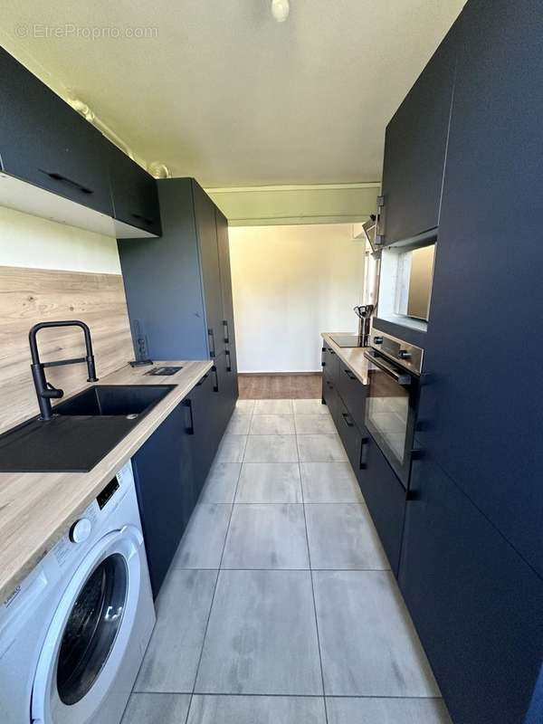 cuisine indépendante equipée - Appartement à MARSEILLE-9E