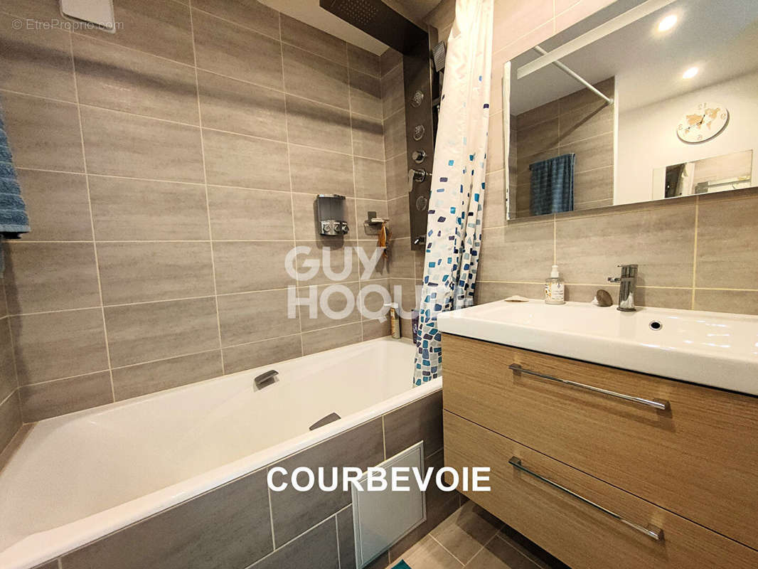 Appartement à COURBEVOIE