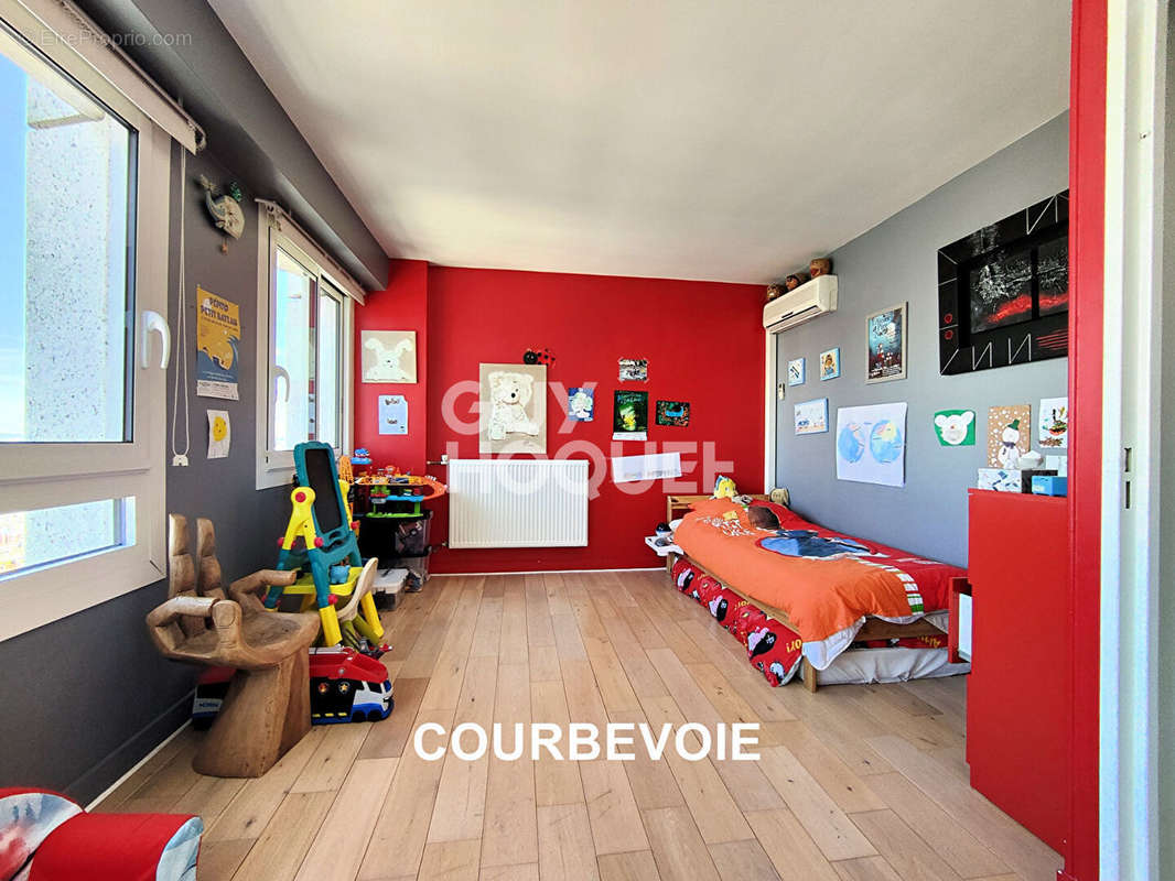 Appartement à COURBEVOIE