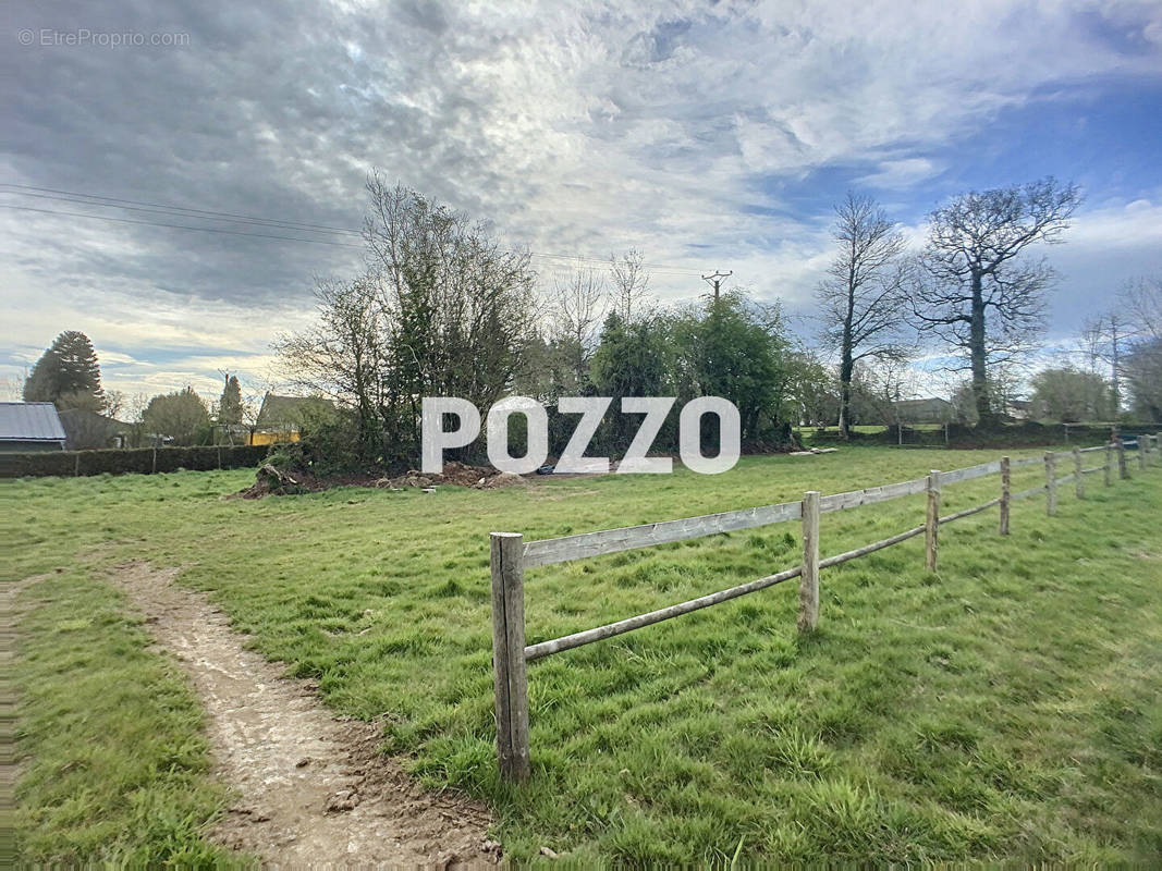 Terrain à VILLEDIEU-LES-POELES