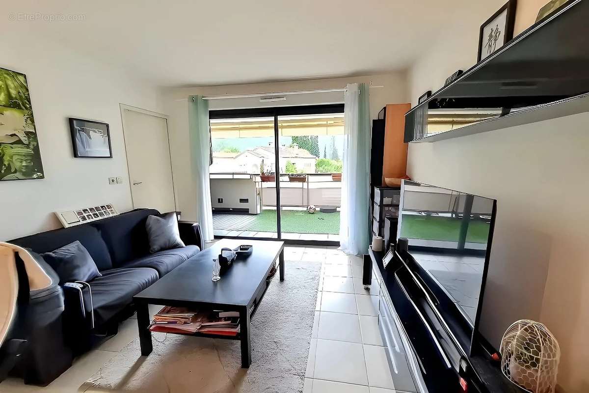 Appartement à LA ROQUETTE-SUR-SIAGNE