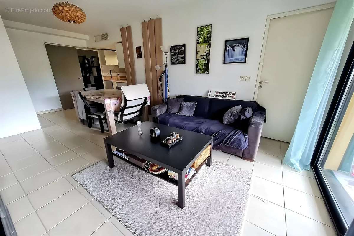 Appartement à LA ROQUETTE-SUR-SIAGNE