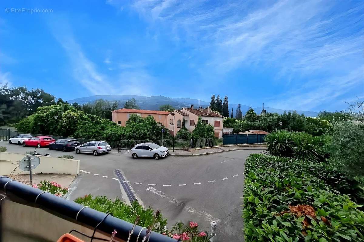 Appartement à LA ROQUETTE-SUR-SIAGNE