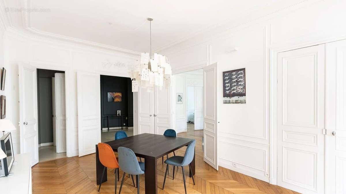 Appartement à PARIS-16E