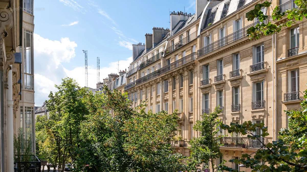 Appartement à PARIS-16E