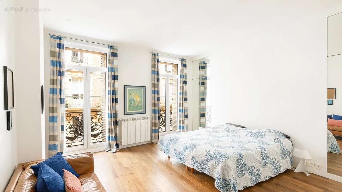 Appartement à PARIS-16E