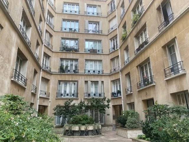 Appartement à PARIS-16E