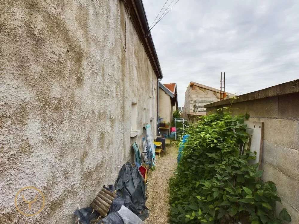 Appartement à MAIZIERES-LA-GRANDE-PAROISSE