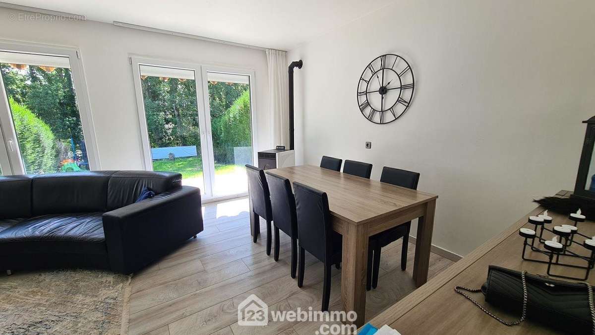 Un espace salle à manger avec son poêle. - Maison à MALESHERBES