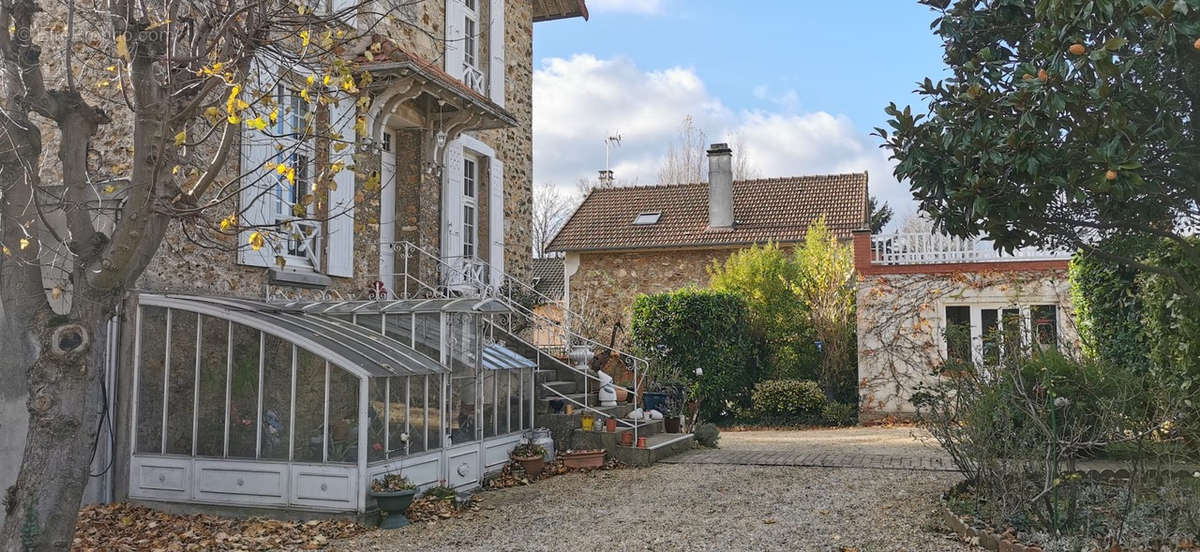 Maison à MANDRES-LES-ROSES