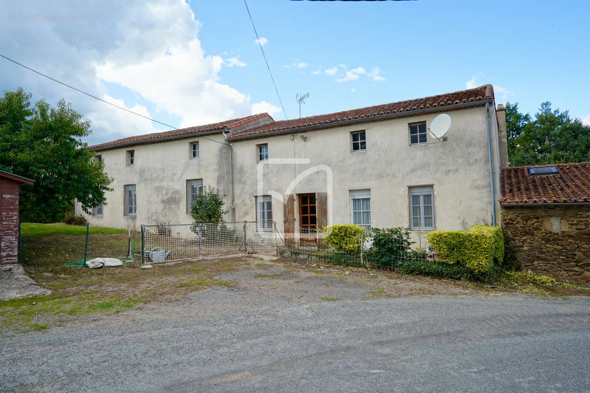 Maison à COURLAY