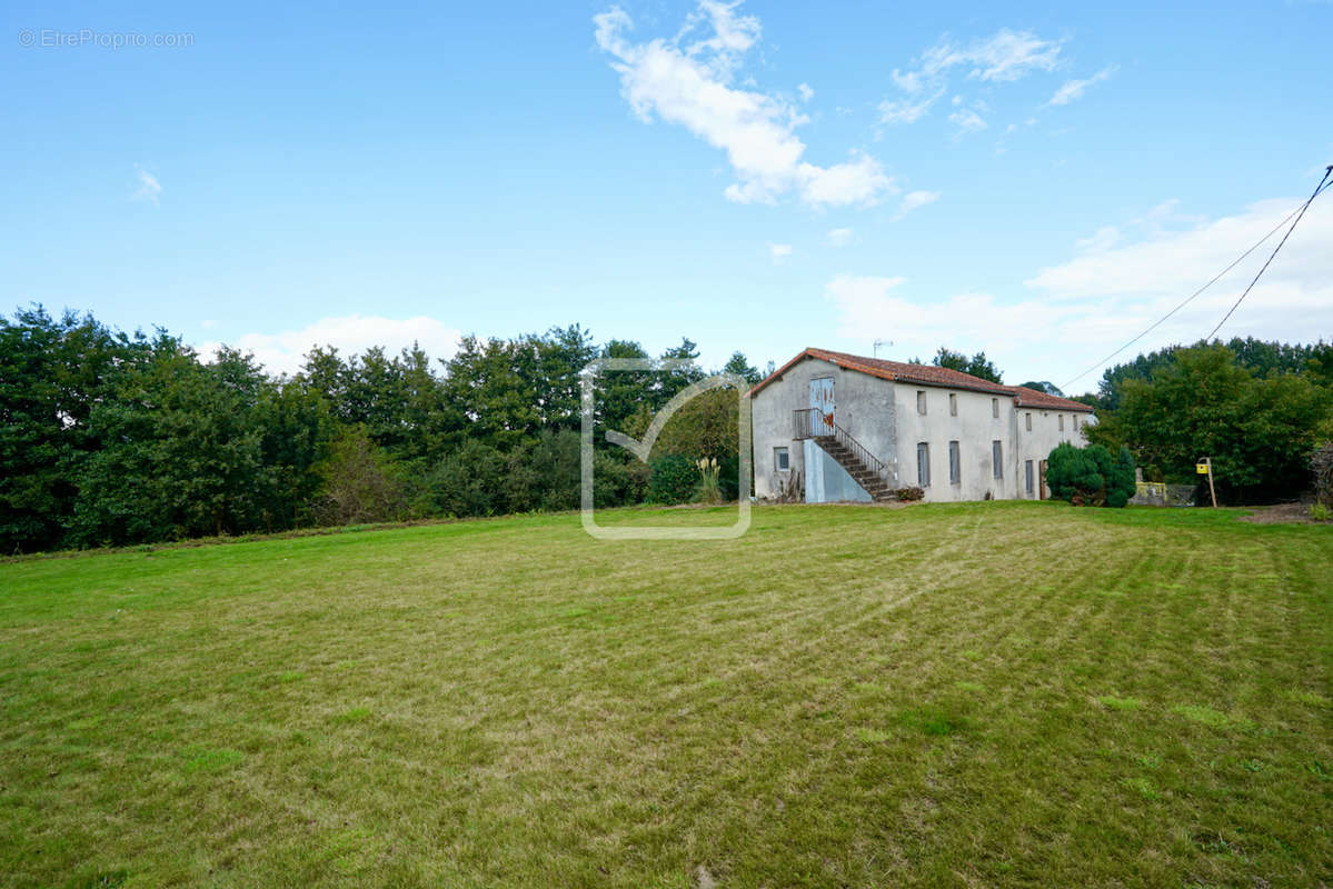 Maison à COURLAY