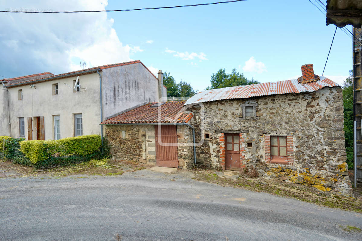 Maison à COURLAY