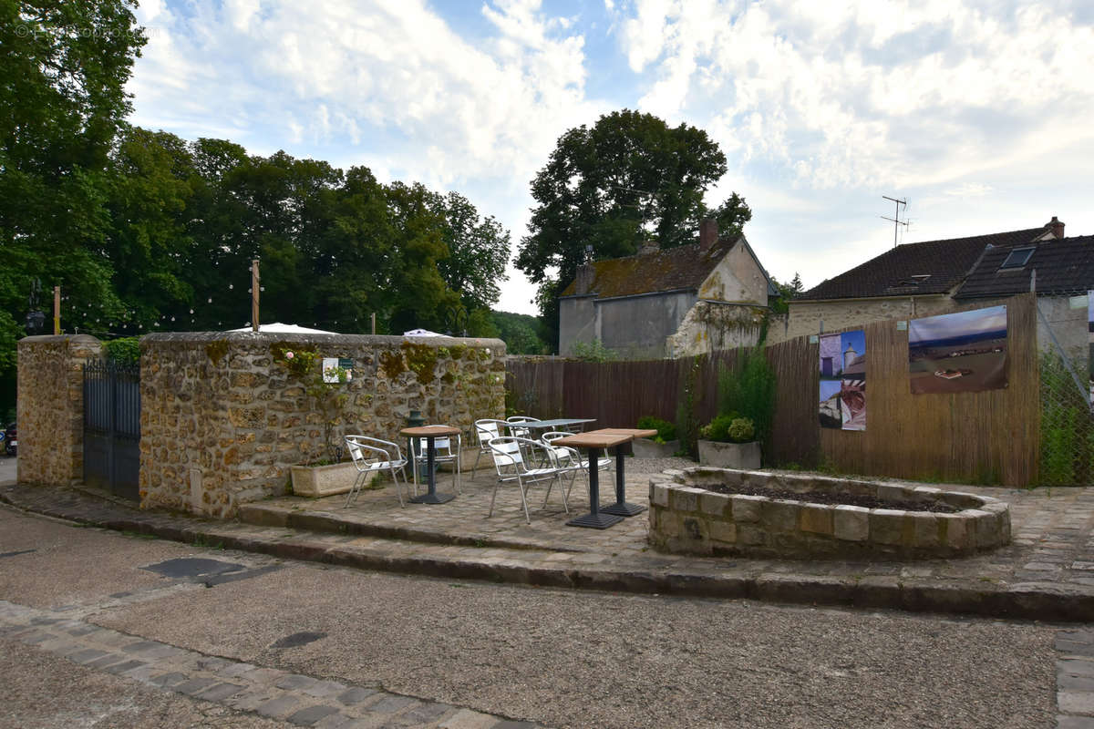 Commerce à DAMPIERRE-EN-YVELINES