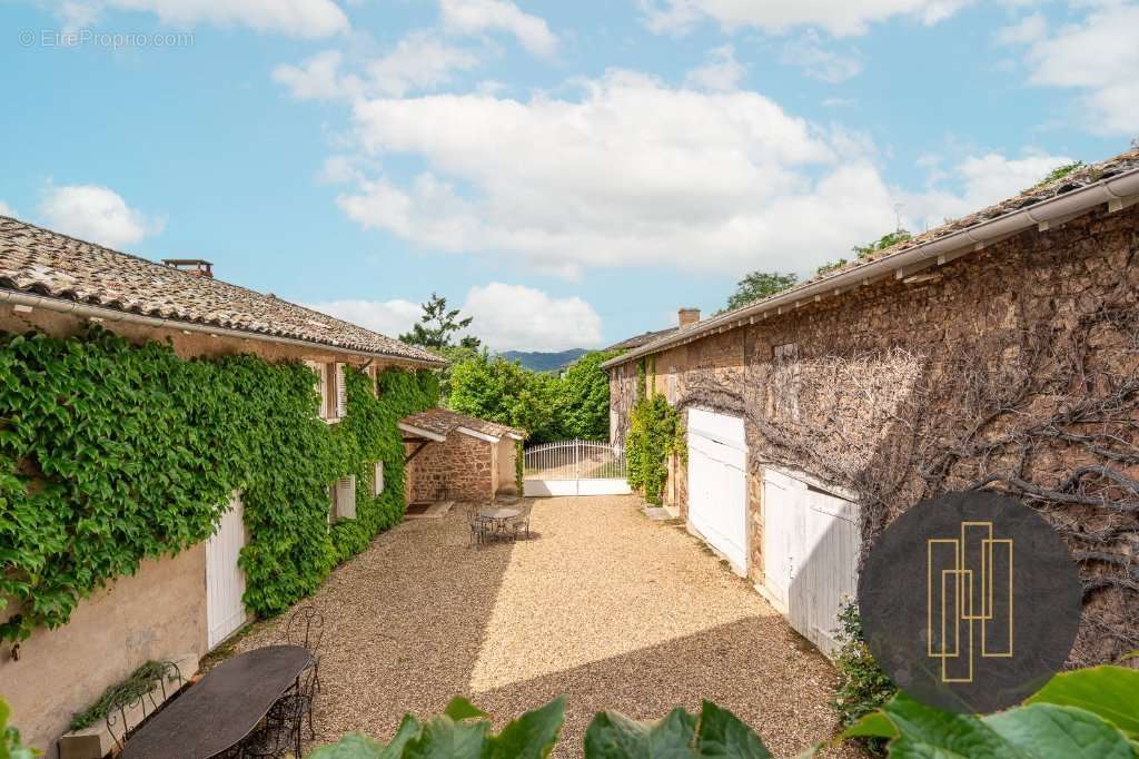 Maison à SAINT-ETIENNE-LA-VARENNE