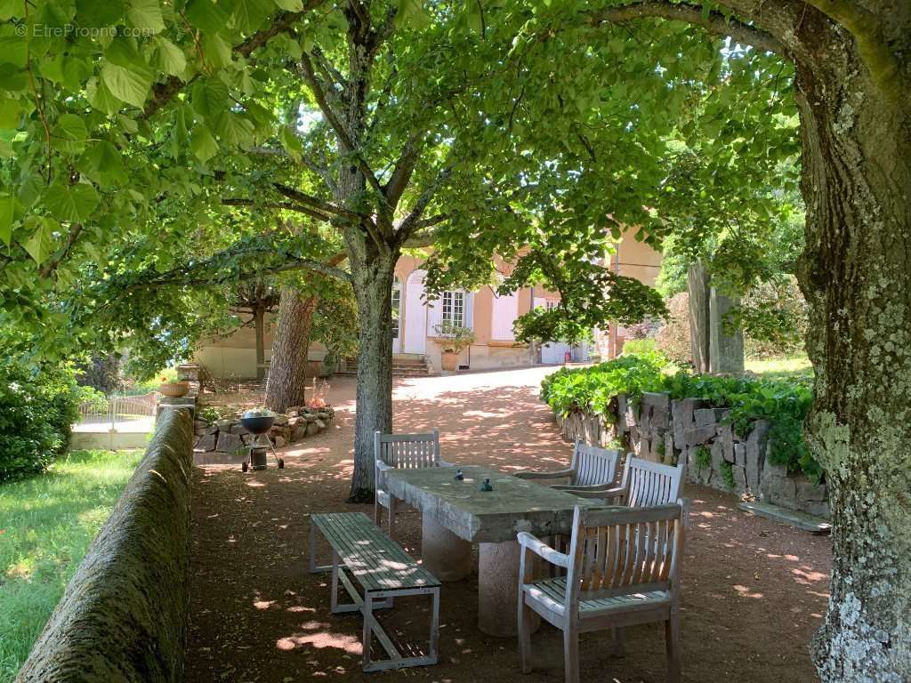 Maison à SAINT-ETIENNE-LA-VARENNE