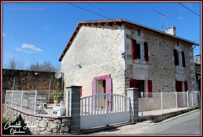 Maison à LA ROCHE-CHALAIS