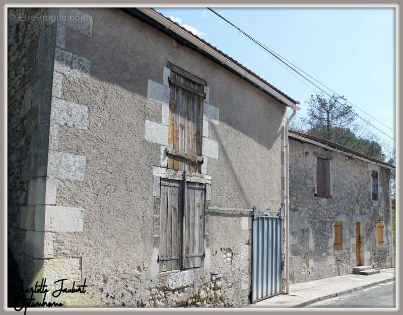 Maison à LA ROCHE-CHALAIS