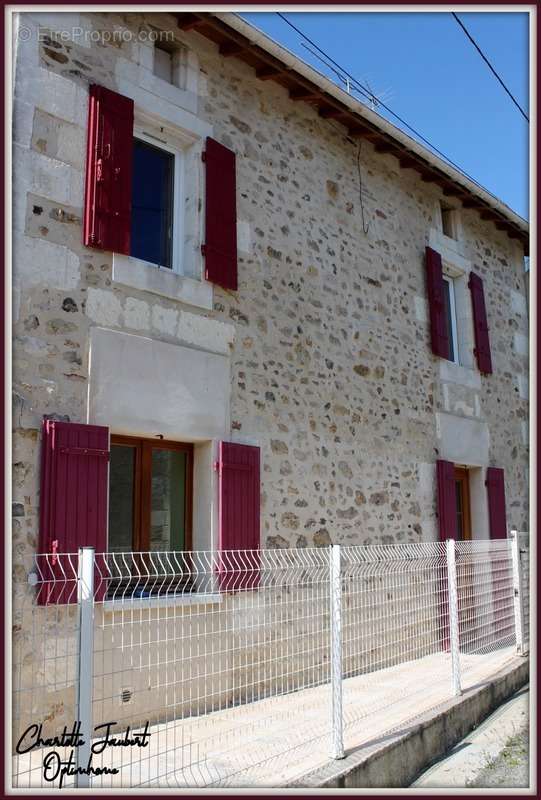 Maison à LA ROCHE-CHALAIS