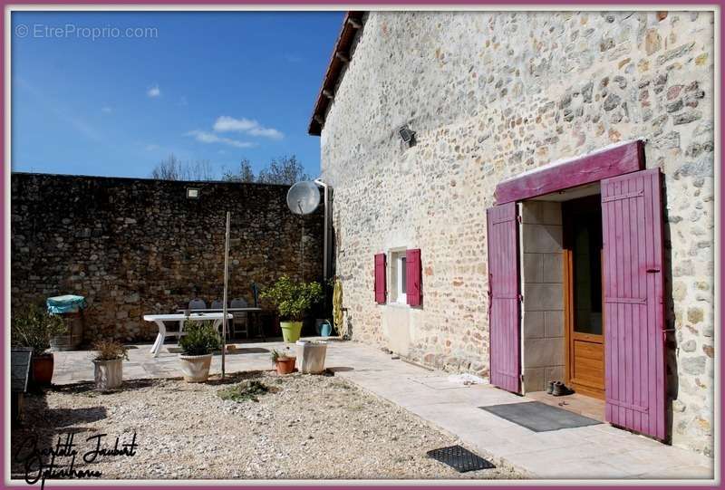 Maison à LA ROCHE-CHALAIS