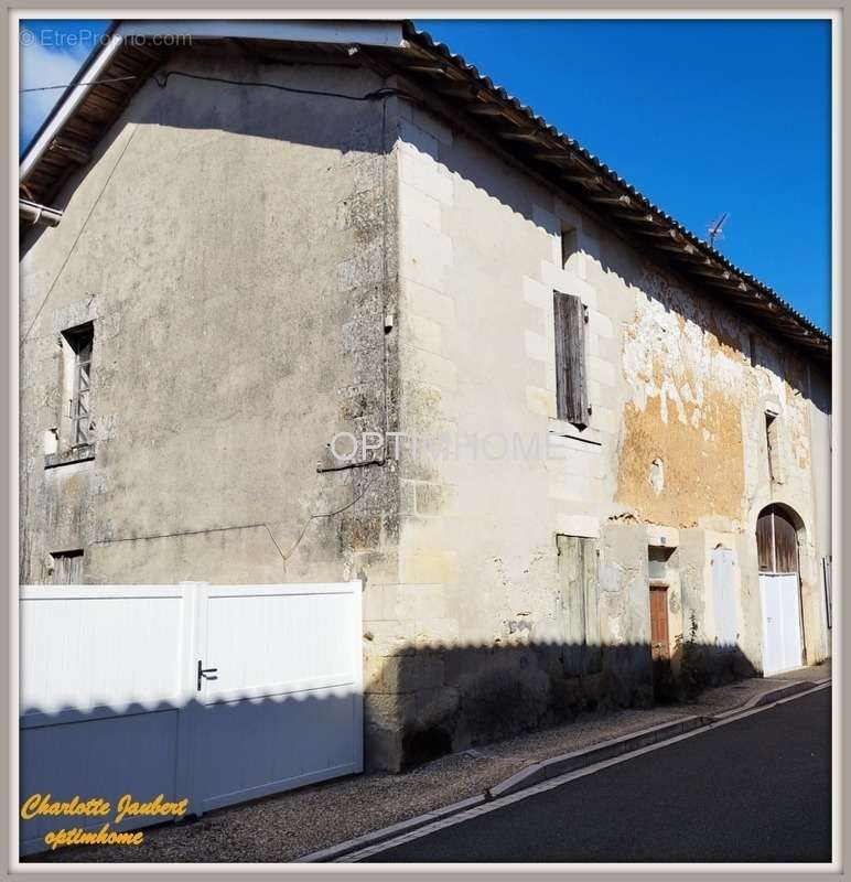 Maison à LA ROCHE-CHALAIS