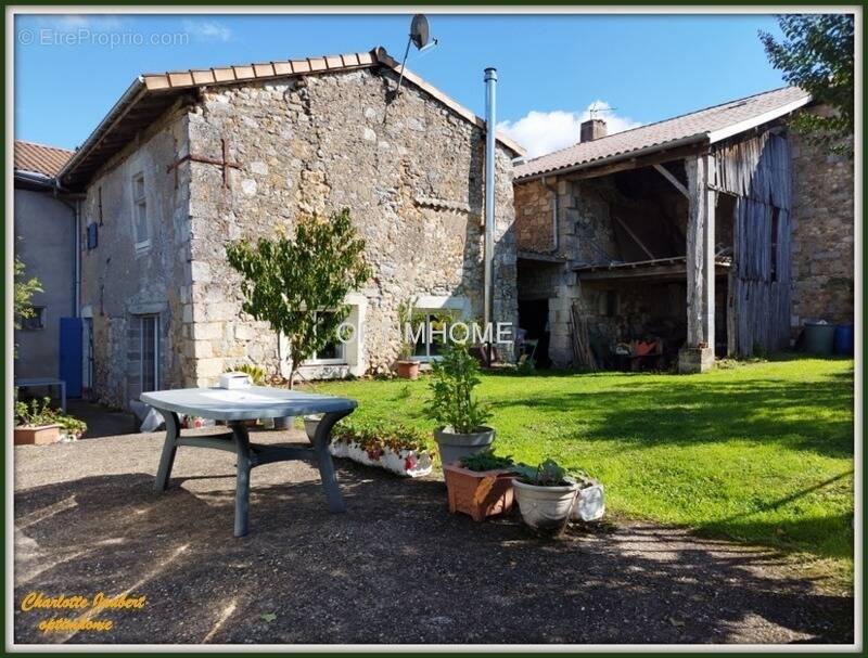 Maison à LA ROCHE-CHALAIS