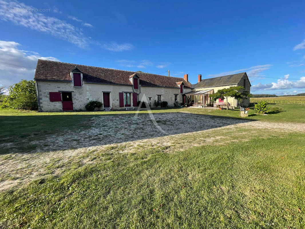 Maison à NOUANS-LES-FONTAINES