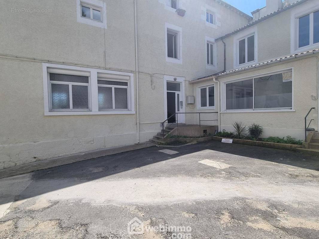 A 10 mn à pied de la gare, T3 (possible T4) de 67 m2 habitables. - Appartement à POITIERS