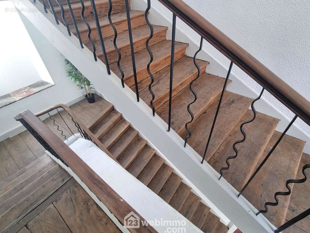 Le hall d&#039;entrée donne accès aux différents niveaux. - Appartement à POITIERS