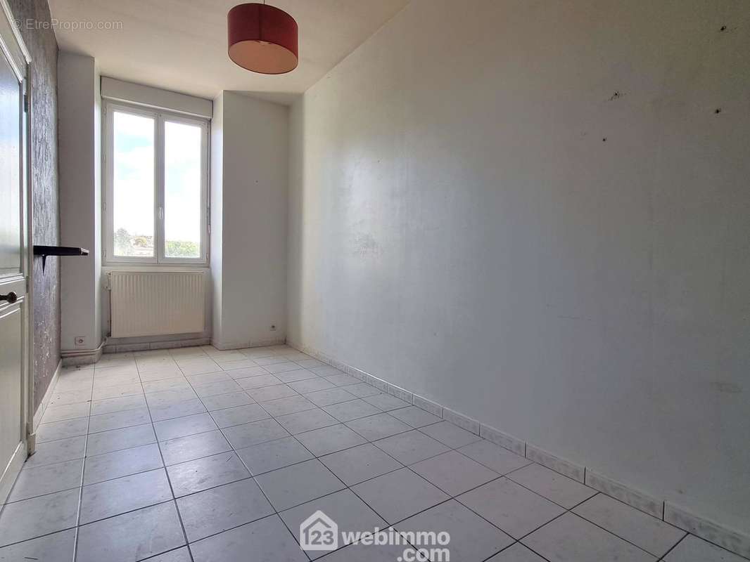 Un espace de 11 m2 (salon ou chambre). - Appartement à POITIERS