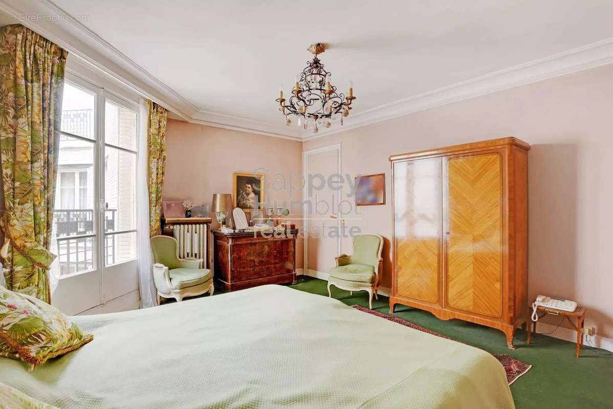 Appartement à PARIS-16E