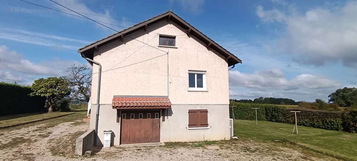 Maison à EYZIN-PINET