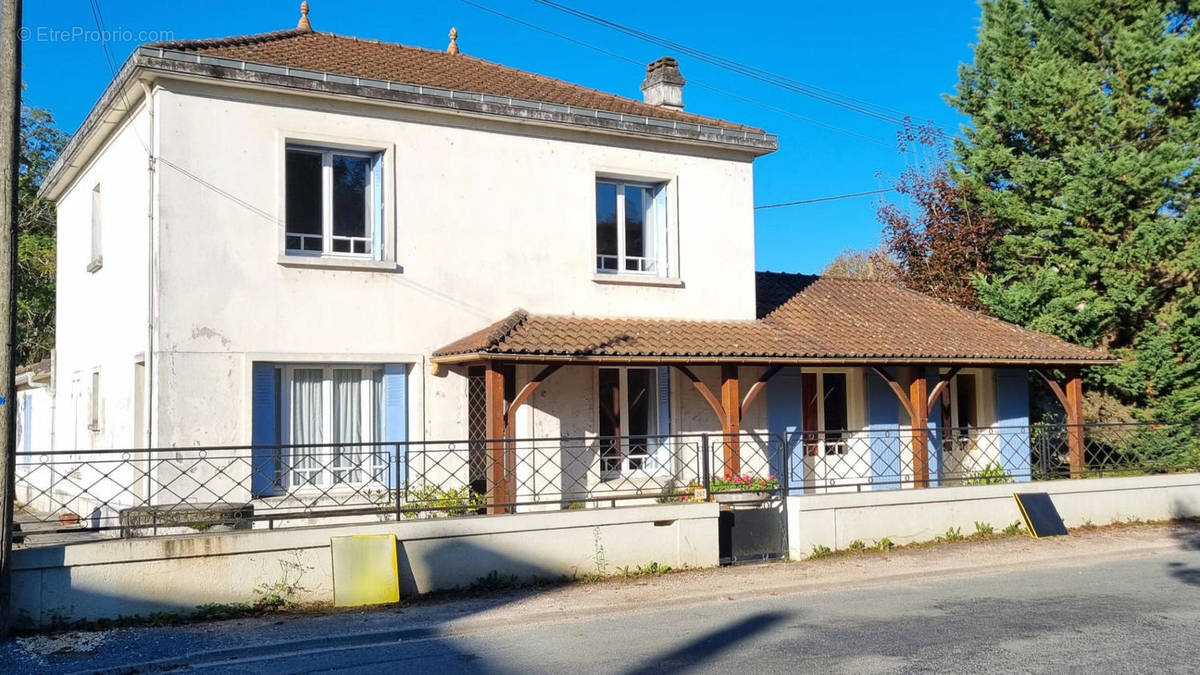 l - Maison à JAVERLHAC-ET-LA-CHAPELLE-SAINT-ROBERT