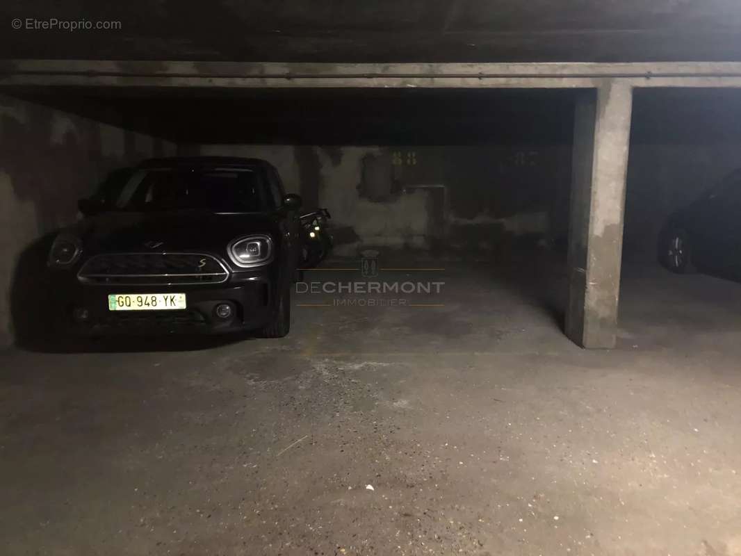 Parking à PARIS-18E