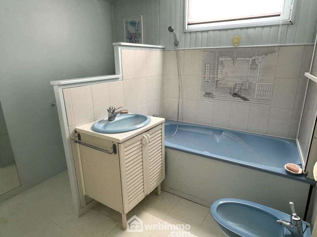 ...la salle de bains. - Appartement à BONDOUFLE