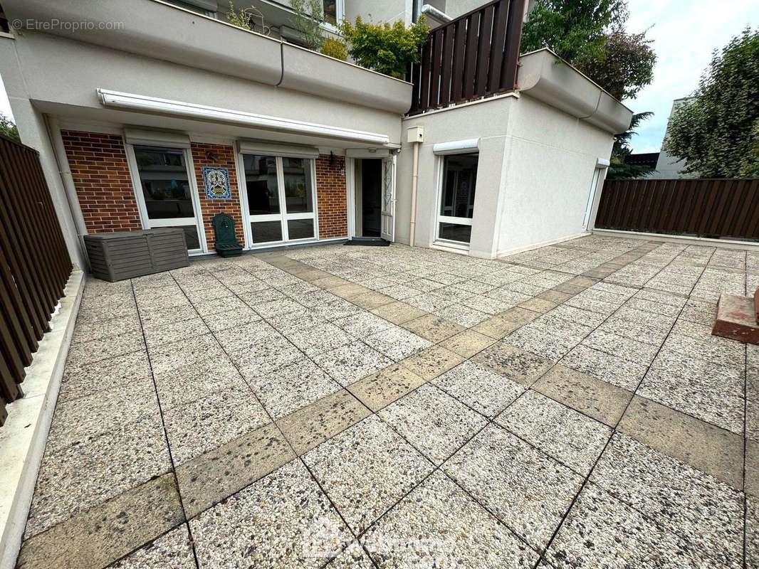 Sortons découvrir la terrasse de 90 m². - Appartement à BONDOUFLE