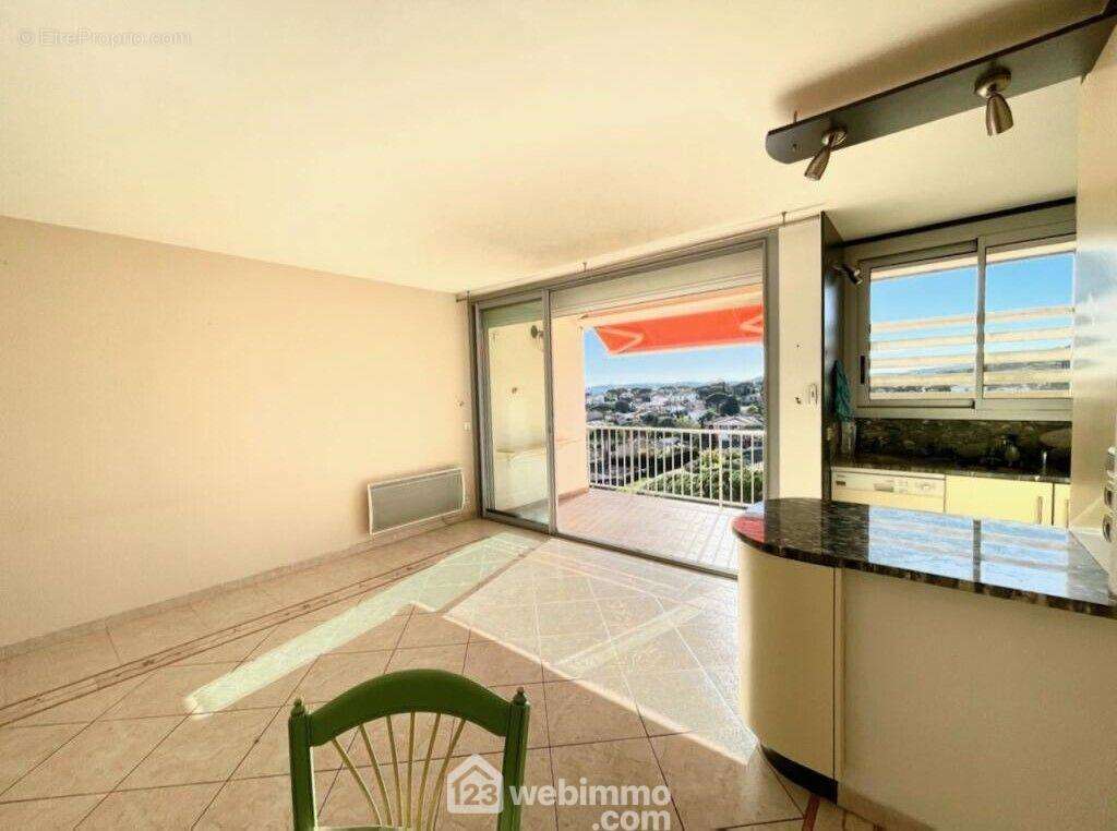 Séjour Plein Sud donnant sur sa terrasse - Appartement à SAINTE-MAXIME