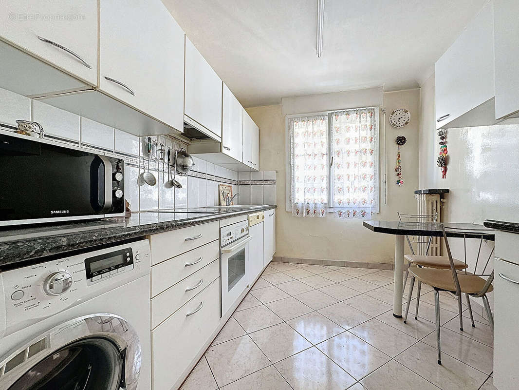 Appartement à MARSEILLE-4E