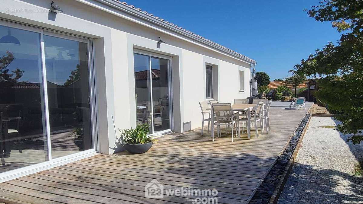 Façade Est et spacieuse terrasse bois. - Maison à TALMONT-SAINT-HILAIRE