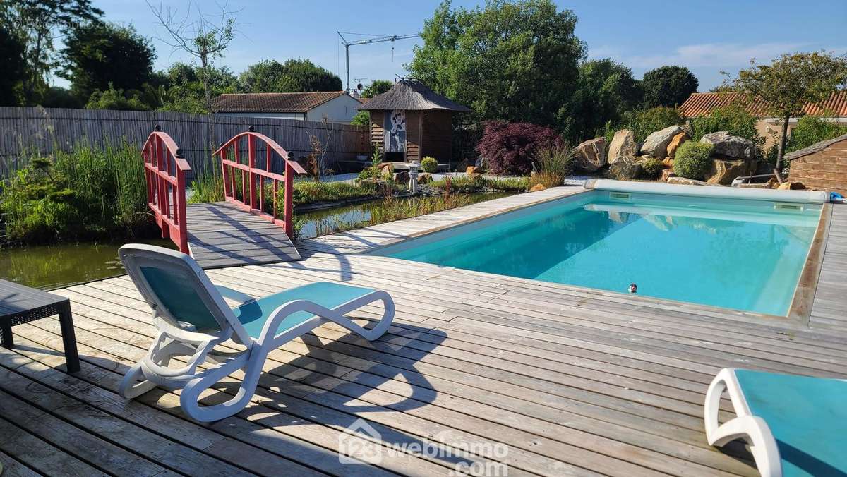 Piscine chauffée, bassin carpes koï, terrasse bois dans le jardin d&#039;inspiration japonaise. - Maison à TALMONT-SAINT-HILAIRE