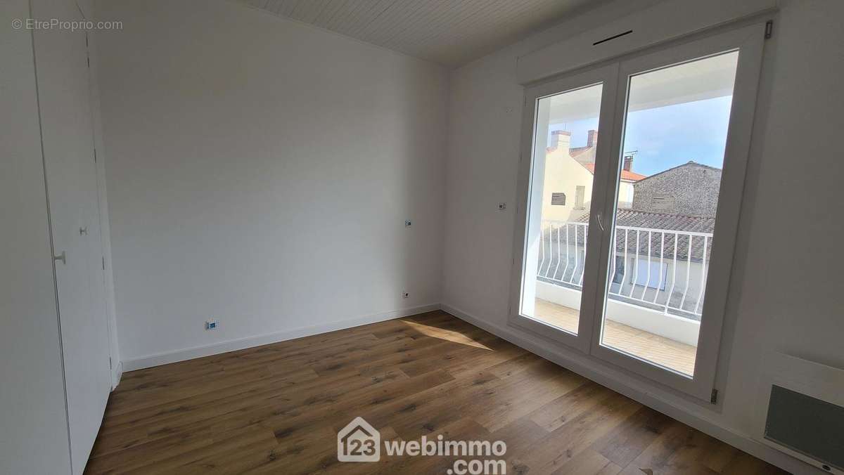 Chambre avec placard balcon - Maison à TALMONT-SAINT-HILAIRE