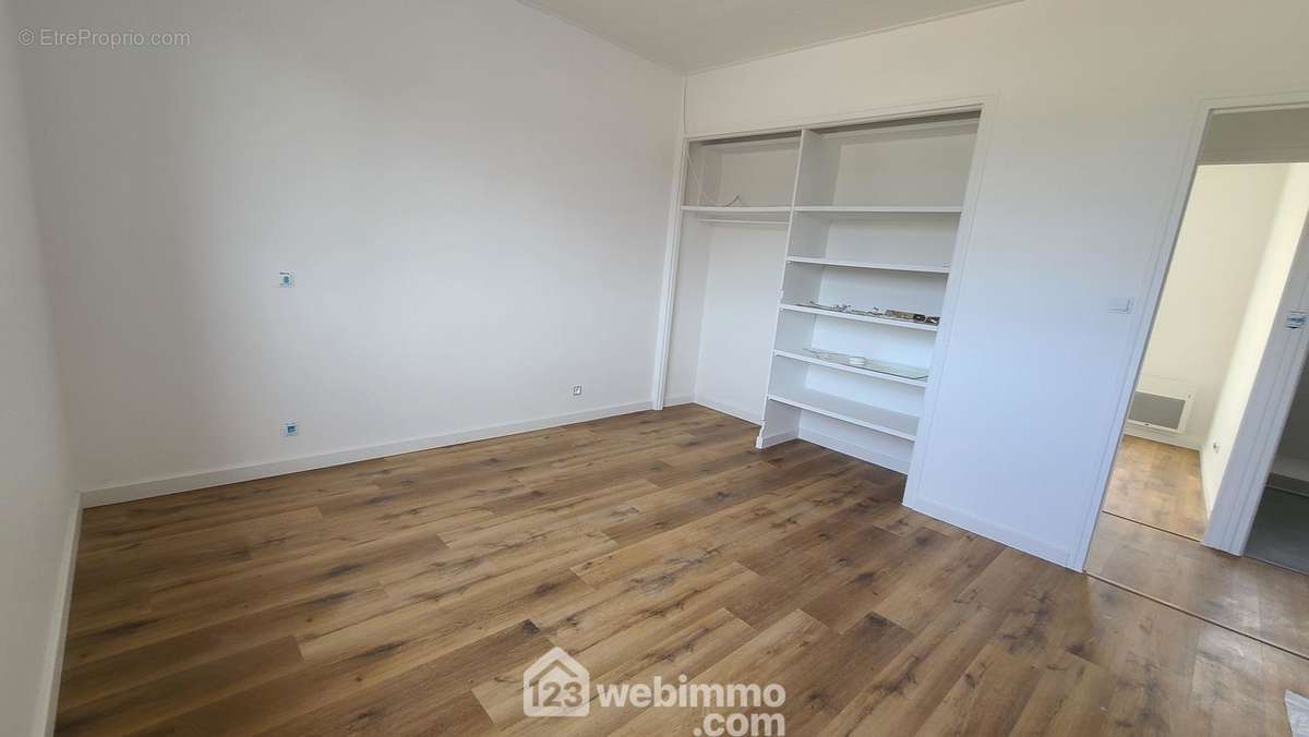 Vaste chambre de 16m² avec placard - Maison à TALMONT-SAINT-HILAIRE