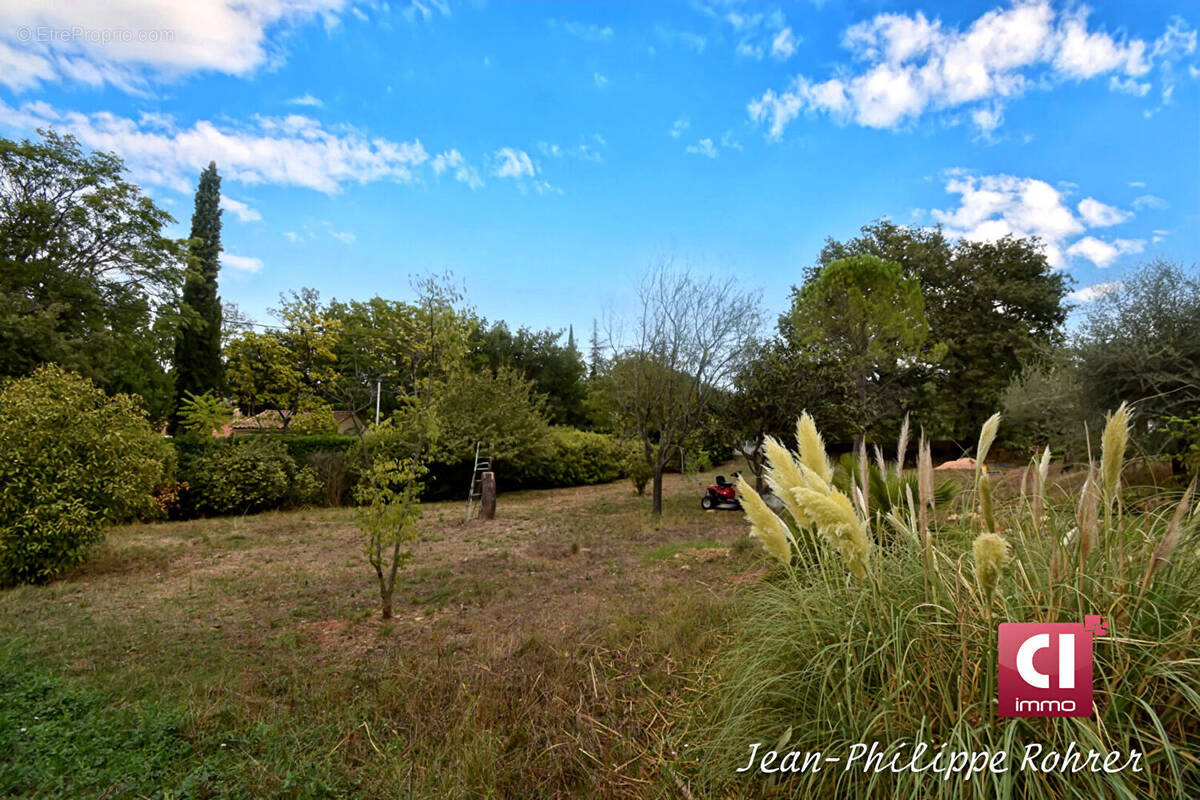 Terrain à SAINTE-ANASTASIE-SUR-ISSOLE