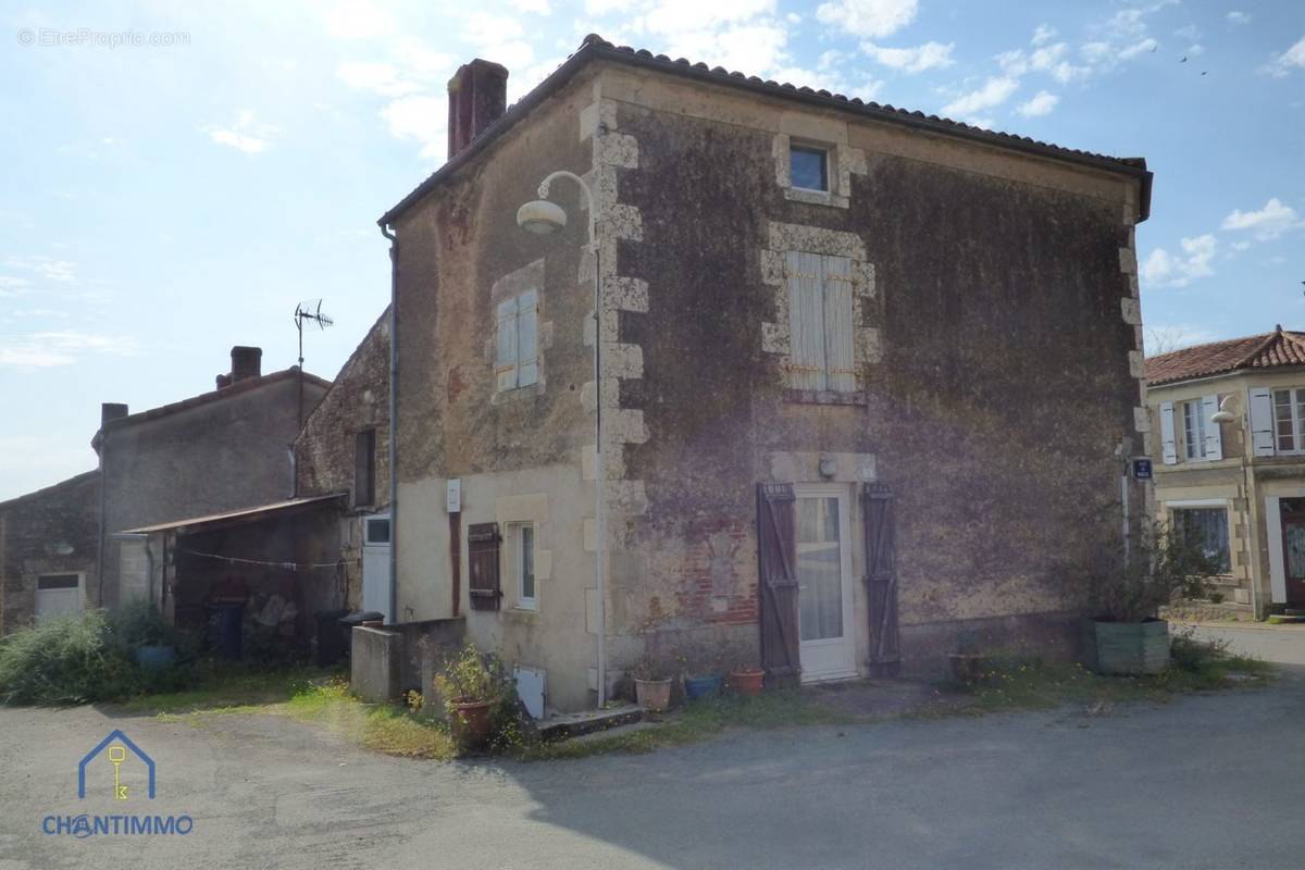 Maison à BAZOGES-EN-PAREDS