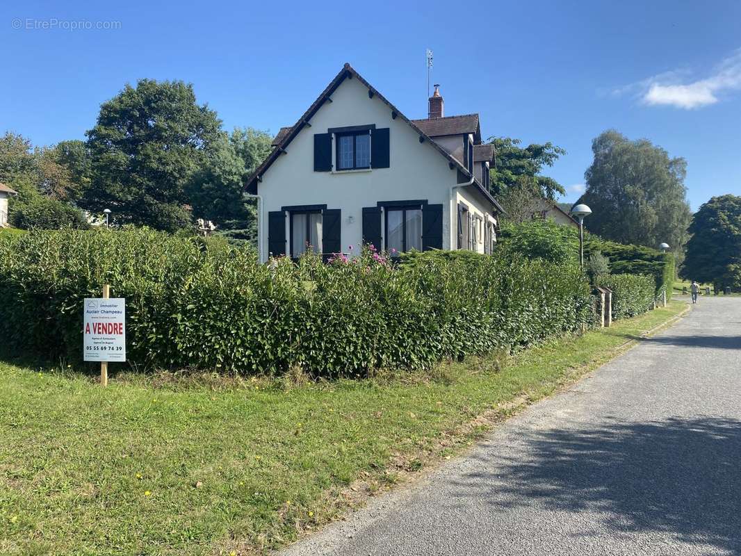 Maison à EYMOUTIERS