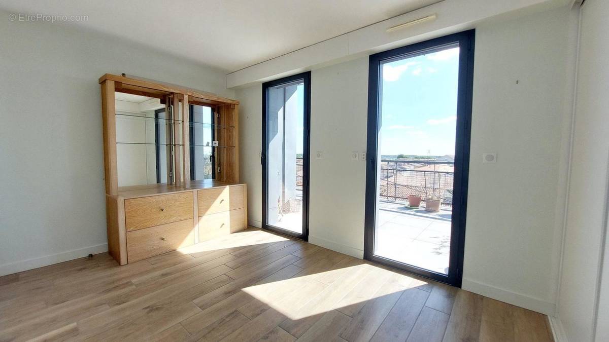 cgambre et son accès au terrasse - Appartement à ROCHEFORT