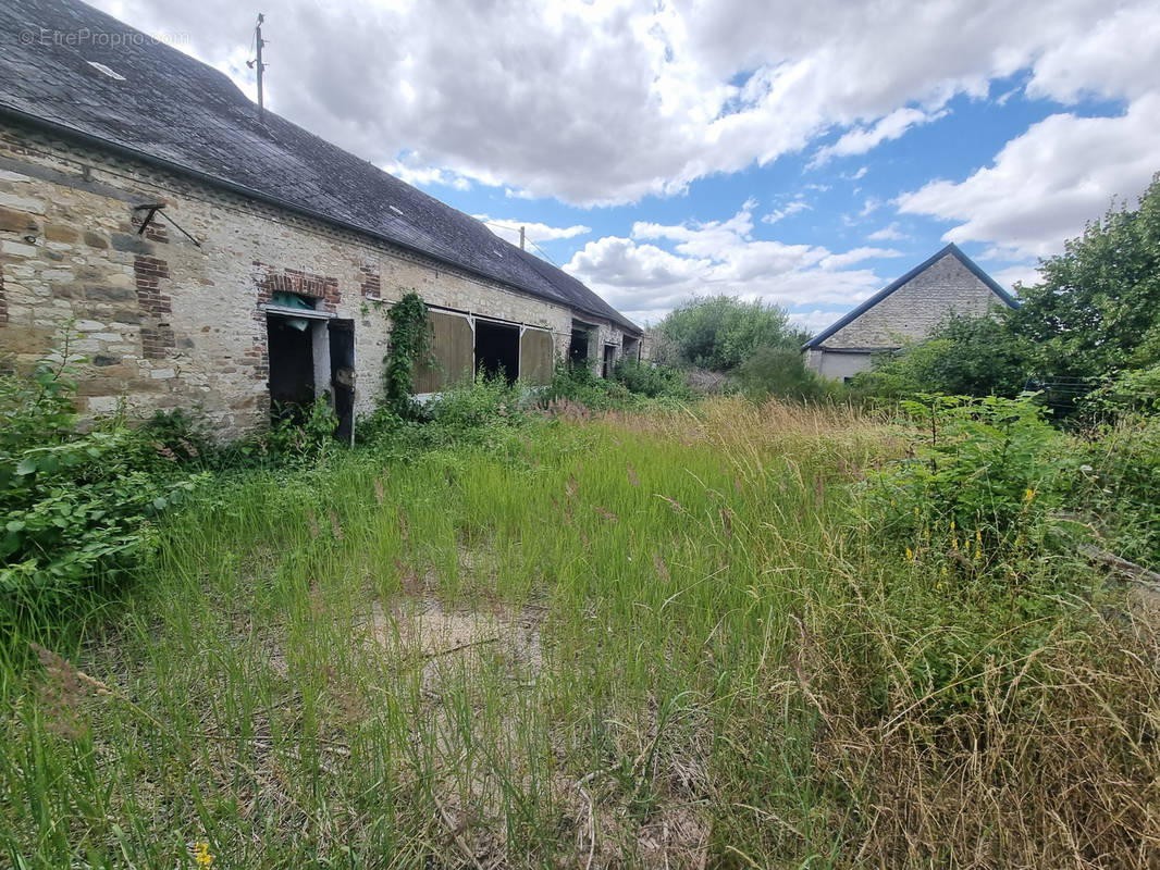 Terrain à VERNEUIL-SUR-SERRE