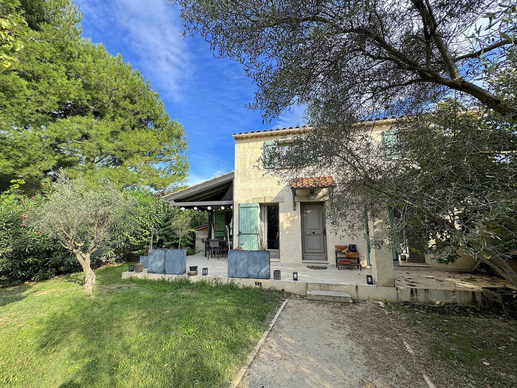 Maison à ENTRAIGUES-SUR-LA-SORGUE