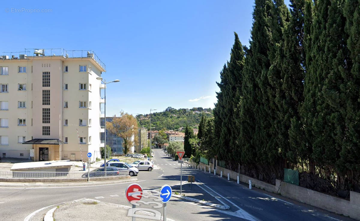 Parking à VALLAURIS